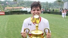 Augusto Galv&aacute;n  celebra el t&iacute;tulo del campeonato paulista sub-17, en 2015.