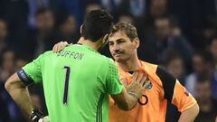 Gianluigi Buffon e Iker Casillas se saludan tras el Oporto-Juventus de ida de octavos de la Champions.