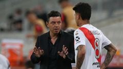 CURITIBA, BRAZIL - NOVEMBER 24: Marcelo Gallardo Coach of River Plate gives instructions to Jorge Carrascal of River Plate during a round of sixteen first leg match between Athletico Paranaense and River Plate at Arena da Baixada on November 24, 2020 in Curitiba, Brazil. (Photo by Rodolfo Buhrer -Pool/Getty Images)