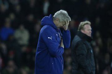 Arsenal manager Arsene Wenger hold his head in dejection after a missed chance during the English Premier League soccer match between Southampton and Arsenal at St Mary's Stadium, Southampton, England, Thursday, Jan. 1, 2015. (AP Photo/Tim Ireland)