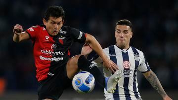 Colon de Santa Fe's Luis Miguel Rodriguez (L) and Talleres de Cordoba's Gaston Benavidez vie for the ball during their Copa Libertadores football tournament round of sixteen all-Argentine first leg match, at the Mario Alberto Kempes stadium in Cordoba, Argentina, on June 29, 2022. (Photo by Diego Lima / AFP)