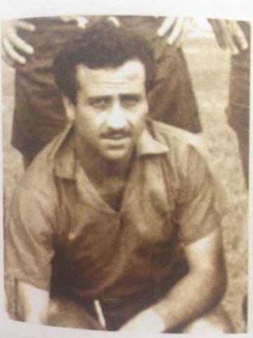 Militó en el fútbol colombiano entre 1956 y 1966. Jugó para Independiente Medellín e Independiente Santa Fe, y marcó un total de 116 goles. 