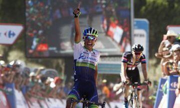 El ciclista colombiano del equipo Orica Esteban Chaves se proclama vencedor de la segunda etapa de la Vuelta Ciclista a España, con salida en Alhaurín de la Torre y llegada en Caminito del Rey, con una distancia de 158'7 kilómetros. 