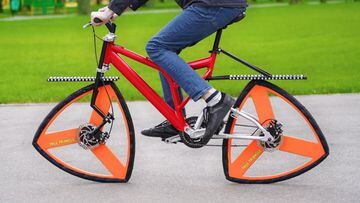 Bici con ruedas trinagurales inventada por The Q. 