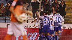 <b>VICTORIA BALSÁMICA. </b>Los jugadores del Deportivo celebran el gol de Adrián que terminó por dar a los coruñeses la victoria ante la Real Sociedad que los aleja a cinco puntos del descenso.