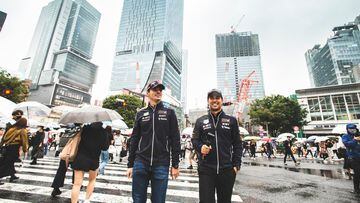 Checo Pérez y Max Verstappen se pasean en las calles de Shibuya. Foto: Cuenta de twitter de Red Bull Racing.