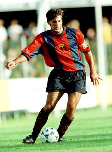 El jugador portugués vistió la camiseta del FC Barcelona durante cinco temporadas desde 1995 hasta el 2000.