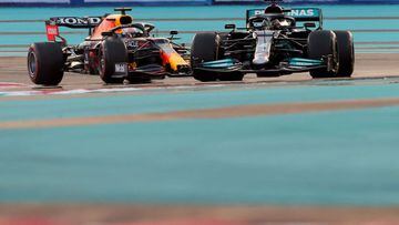 Mercedes&#039; British driver Lewis Hamilton drives ahead of Red Bull&#039;s Dutch driver Max Verstappen at the Yas Marina Circuit during the Abu Dhabi Formula One Grand Prix on December 12, 2021. (Photo by Giuseppe CACACE / AFP)