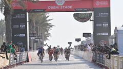 Consulta el resumen y los resultados de la sexta etapa del UAE Tour con victoria de Sam Bennett en Palm Jumeirah y con Tadej Pogacar como l&iacute;der de la general.