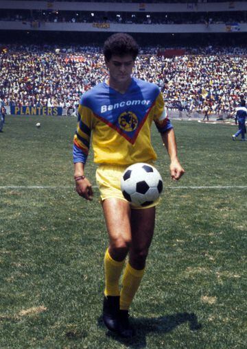 Gran goleador con América, pero en el Standard Lieja, donde hoy milita Memo Ochoa, el delantero apenas consiguió un gol en toda la temporada 1989-90.