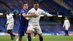 LONDON, ENGLAND - MAY 05: Eden Hazard of Real Madrid battles for possession with Cesar Azpilicueta of Chelsea during the UEFA Champions League Semi Final Second Leg match between Chelsea and Real Madrid at Stamford Bridge on May 05, 2021 in London, Englan