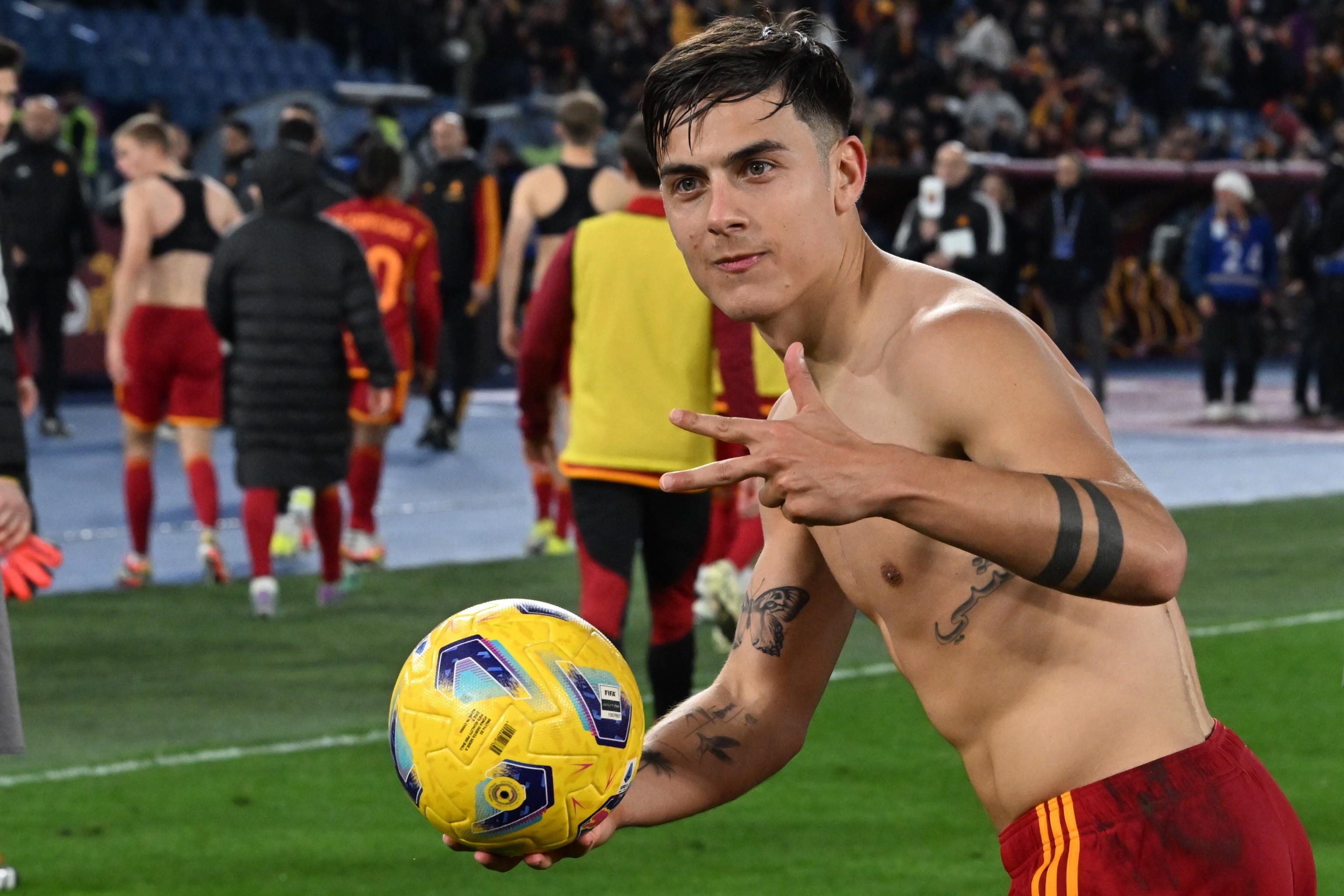 Roma (Italy), 26/02/2024.- Roma's Paulo Dybala reacts with the fans at the end of the Serie A soccer match between AS Roma and Torino FC at Olimpico stadium in Rome, Italy, 26 February 2024. (Italia, Roma) EFE/EPA/MAURIZIO BRAMBATTI
