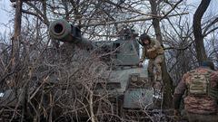 Ukrainian servicemen of the 28th Independent Mechanised Brigade prepare to fire 2S3 Akatsiya self-propelled howitzer, near the frontline town of Bakhmut, as Russia's attack on Ukraine continues, Donetsk region, Ukraine February 25, 2023. REUTERS/Marko Djurica