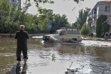 La destrucción del dique ha provocado la evacuación de civiles en Jersón y otras poblaciones por el riesgo de inundaciones. Miles de personas a ambos lados del río se verán afectadas por el derrumbe de la presa.