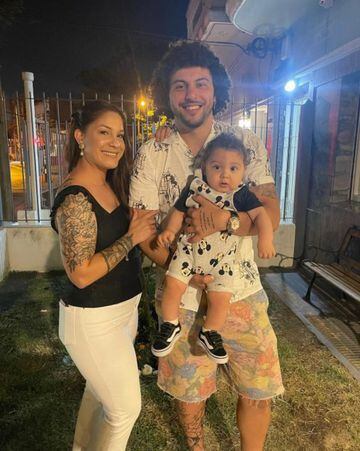 El defensa de Colo Colo compartió con sus fanáticos una fotografía junto a su esposa e hijo.