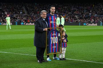 Homenaje a Busquets en el Spotify Camp Nou por cumplir 700 partidos defendiendo la camiseta del club catalán.