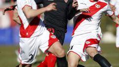 <b>INTENTO. </b>Jordi Figueras corta una penetración de Reyes, que ayer se estrenó como jugador del Sevilla en una segunda etapa.