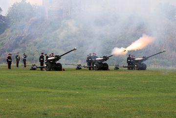 Una salva de cañones en Cardiff para anunciar la proclamación del rey Carlos III.