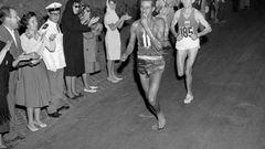 El etíope Abebe Bikila se dio a conocer en su país en 1960 cuando recorrió la distancia del maratón en 2 horas, 21 minutos y 23 segundos, toda una hazaña. Al alistarse en el ejército etiope, Bikila conoció al entrenador sueco Onni Niskanen, quien intentó 