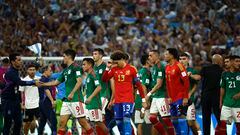 GR6004. LUSAIL (CATAR), 26/11/2022.- Jugadores de México se lamentan hoy, al final de un partido de la fase de grupos del Mundial de Fútbol Qatar 2022 entre Argentina y México en el estadio de Lusail (Catar). EFE/José Méndez
