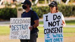 Los due&ntilde;os de negocios sostienen carteles mientras protestan para permanecer abiertos a pesar de las restricciones impuestas por el estado despu&eacute;s de que las altas tasas de casos colocaron al condado de San Diego en el nivel &quot;p&uacute;rpura&quot;, el m&aacute;s restrictivo durante el brote del coronavirus en San Diego, California, EE. UU., 16 de noviembre de 2020.