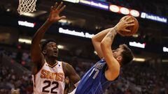 Luka Doncic lanza ante Deandre Ayton durante un Phoenix Suns-Dallas Mavericks.
