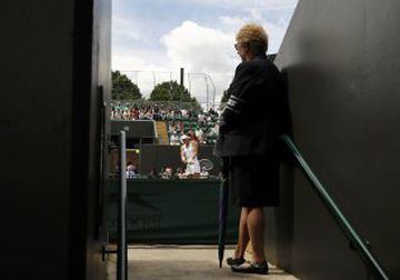 Una mujer observa desde el tunel de salida el partido de la australiana Samantha Stosur.