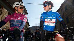 El ciclista belga Remco Evenepoel y el esloveno Tadej Pogacar posan antes de la salida de la sexta etapa de la Tirreno-Adri&aacute;tico 2022 entre Apecchio y Carpegna.
