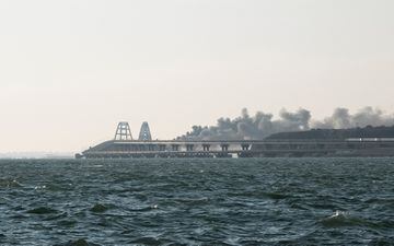 El Puente de Crimea es el más largo de Europa y uno de los más estratégicos del continente. La NAK, Comité Nacional Antiterrorista de Rusia, ha informado de una explosión de un camión la cual ha provocado el incendio de varios tanques.