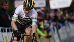 Egan Bernal abandona la Vuelta a San Juan por problemas de rodilla
