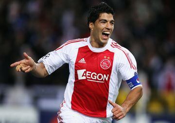El delantero uruguayo aterrizó en Europa en Holanda. Primero en el Groningen para después fichar por el Ajax que pagó 10 millones para hacerse con sus servicios. 35 goles anotó en la temporada 2009/10.