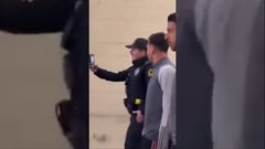 Mientras Leo Messi se preparaba para salir al campo contra el FC Dallas, un policía intentó tomarse una selfie con él y el guardaespaldas de Messi se colocó en el medio.