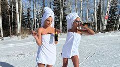Anitta y Lele Pons en Aspen, Colorado, vestidas con toallas de ducha en cuerpo y cabeza, bebiendo champán.