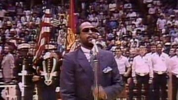 Marvin Gaye canta el himno durante el NBA All Star 1983.