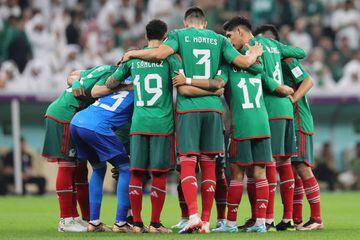 Players of Mexico gather in a huddle ahead of the Qatar 2022 World Cup Group C football match between Saudi Arabia and Mexico at the Lusail Stadium in Lusail, north of Doha on November 30, 2022. (Photo by KARIM JAAFAR / AFP) (Photo by KARIM JAAFAR/AFP via Getty Images)