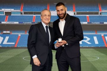El presidente Florentino Pérez entregó a Benzema la insignia de oro y brillantes del Real Madrid.
