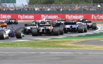 Los pilotos tras el safety car, por el incidente entre Carlos Sainz y Daniil Kvyat.