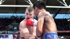 Manny Pacquiao golpea a Jeff Horn durante la pelea por el t&iacute;tulo mundial del peso w&eacute;lter en el Suncorp Stadium de Brisbane.