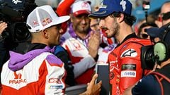 Francesco Bagnaia y Jorge Martín se saludan tras el GP de Valencia.