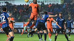 Inter Milan's French forward #09 Marcus Thuram jumps for the ball during the Italian Serie A football match between Atalanta and Inter Milan at the Gewiss Stadium in Bergamo on November 4, 2023. (Photo by Isabella BONOTTO / AFP)