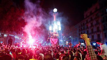 Los aficionados marroquís celebran el pase por las calles de Barcelona. 