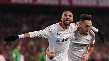 SEVILLE, SPAIN - JANUARY 28: Yousseff En-Nesyri of Sevilla FC celebrates with teammate Lucas Ocampos after scoring the team's third goal during the LaLiga Santander match between Sevilla FC and Elche CF at Estadio Ramon Sanchez Pizjuan on January 28, 2023 in Seville, Spain. (Photo by Fran Santiago/Getty Images)