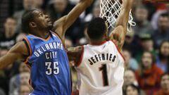 Kevin Durant tapone un tiro a canasta del jugador de los Trail Blazers, Jared Jeffries durante el duelo celebrado en Portland (Oregon).