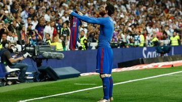 Barcelona&#039;s Argentinian forward Lionel Messi celebrates after scoring during the Spanish league Clasico football match Real Madrid CF vs FC Barcelona at the Santiago Bernabeu stadium in Madrid on April 23, 2017. / AFP PHOTO / OSCAR DEL POZO  TERCER GOL MESSI 2-3 ALEGRIA  PUBLICADA 24/04/17 NA MA12 2COL