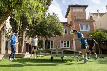 Javi Carrión, Marc Navarro, Víctor Sánchez y Victor Álvarez, practicando 'teqball', el deporte que combina fútbol y tenis.
