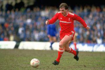 El escocés, de brillante carrera en Liverpool, se convirtió en jugador-entrenador en 1985, tras la tragedia de Heysel, y en esa condición ganó tres veces la Liga inglesa y dos veces la FA Cup. Su retiro como jugador fue en 1991.