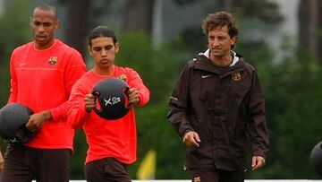Francesc Cos, con Henry y M&aacute;rquez, en un entrenamiento del Barcelona durante la pretemporada de 2008.