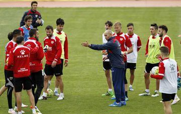 J&eacute;mez puts his Rayo troops through their paces at training