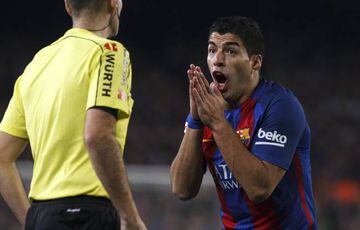 Suarez pleads with the referee during El Clásico