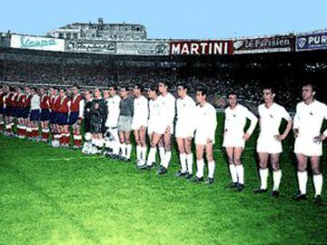 Partido de la Final de la Copa de Europa de 1956 entre el Stade de Reims y el Real Madrid. Alineación de los jugadores antes del encuentro
